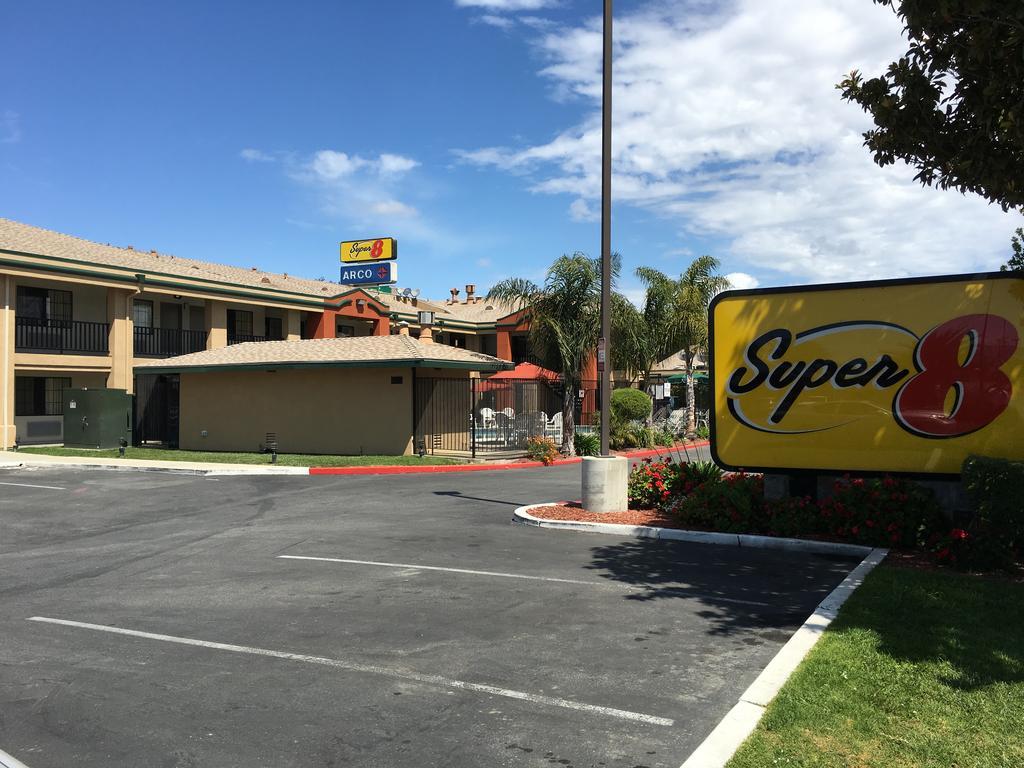 Super 8 By Wyndham Salinas Motell Exteriör bild